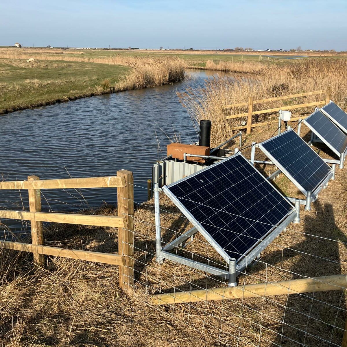 solar powered water level management system